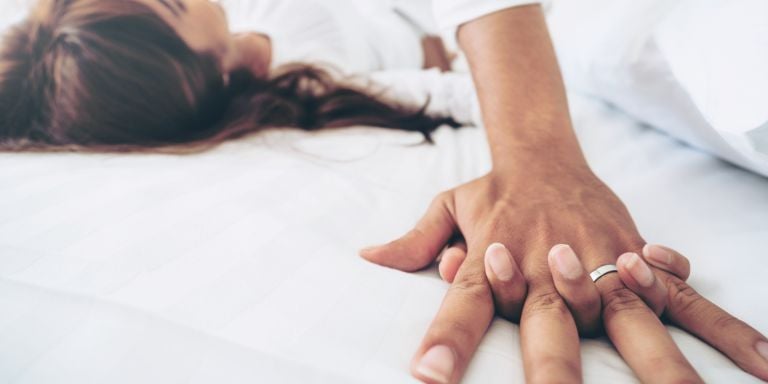 couple-holding-hands