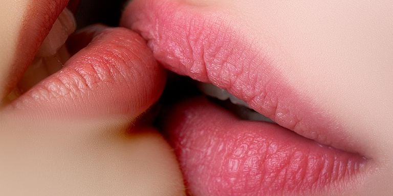 woman-kissing