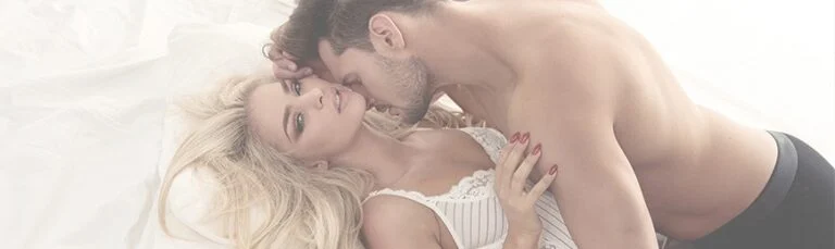 10 oznak, że w łóżku naśladuje gwiazdę porno