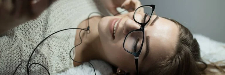 Relato erótico - “Quítate los auriculares, muñeca”